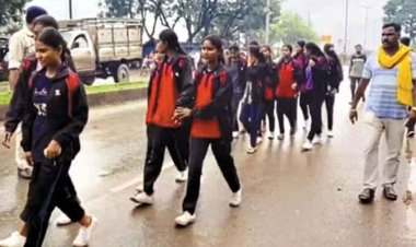 बलौदाबाजार में शिक्षा का संकट, कलेक्टर से मिलने 5 KM पैदल चले परेशान छात्र, नाकेबंदी भी नहीं रोक पाई नौनिहालों का गुस्सा