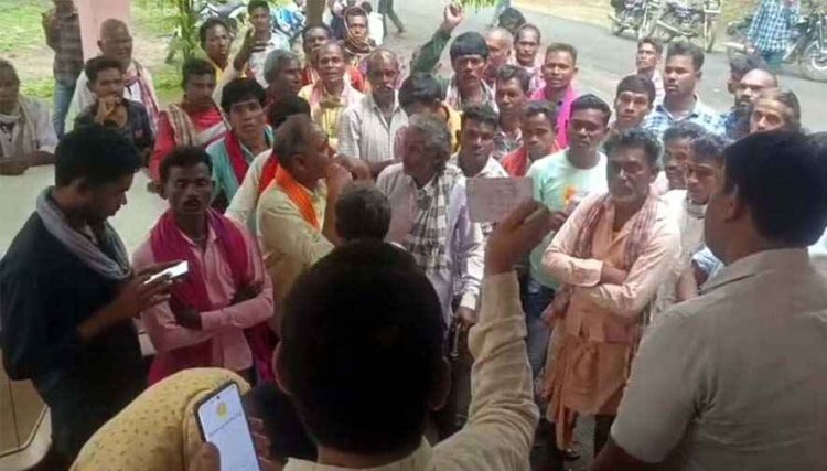 खाद-ऋण के लिए परेशान किसान, SDM को घेरकर जताया आक्रोश, जिला सहकारी बैंक मैनेजर अपमानजनक टिप्पणी से किसानों में नाराजगी