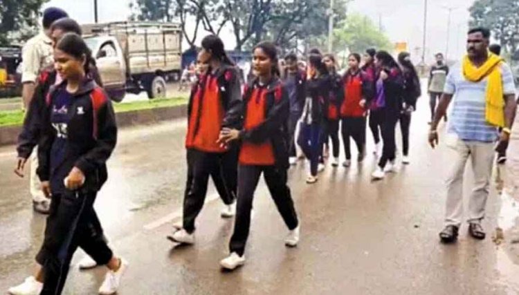 बलौदाबाजार में शिक्षा का संकट, कलेक्टर से मिलने 5 KM पैदल चले परेशान छात्र, नाकेबंदी भी नहीं रोक पाई नौनिहालों का गुस्सा