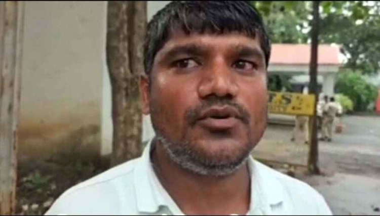 किसान से रिश्वत लेने और झूठे केस में फ़साने के मामले में आरक्षक बलराम विश्वकर्मा सस्पेंड, थाना प्रभारी उमेश साहू के खिलाफ जांच का आदेश