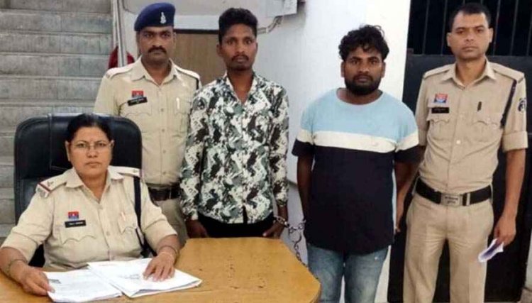 मोटरसाइकिल सवार दो युवकों ने खुलेआम लड़की से की छेड़खानी, दो आरोपी गिरफ्तार, बाइक जप्त, CCTV फुटेज से मिला सुराग