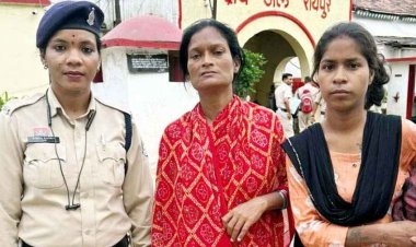 राजधानी के गोलबाजार में मोबाइल पर्स चोरी करने वाली 2 महिलाओं को पुलिस गिरफ्तार कर भेजा सलाखों के पीछे, सामान बरामद