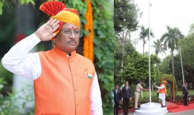 मुख्यमंत्री विष्णु देव साय ने रायपुर के पुलिस परेड ग्राउंड में फहराया तिरंगा, 35 अधिकारियों और जवानों को पदक देकर किया सम्मानित