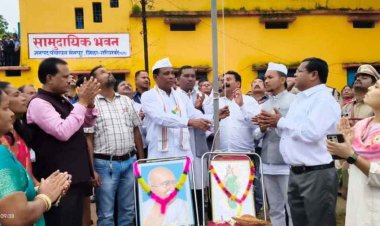 झमाझम बारिश के बीच धूमधाम से मनाया गया स्वतंत्रता दिवस, तिरंगे के नीचे गूंजे देशभक्ति के जयघोष, होनहार बच्चों का किया सम्मान