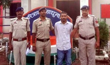 अभनपुर में मारपीट कर इंस्टाग्राम पर वीडियो अपलोड, पुलिस ने नुकीले हथियार से वार करने वाले आरोपी ओम प्रकाश को किया गिरफ्तार
