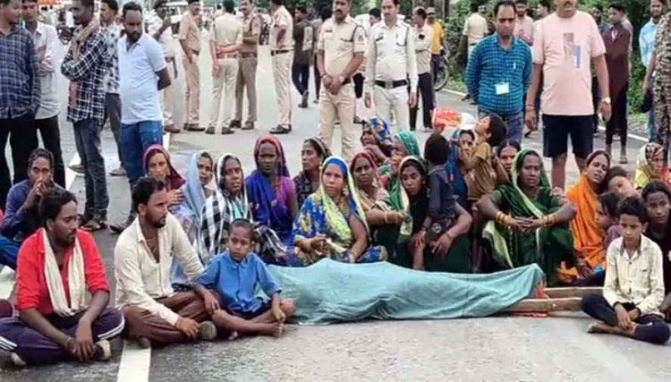 कबीरधाम में युवक ने फांसी लगाकर दी जान, सर्व यादव समाज के प्रतिनिधि गांव पहुंचे, पुलिस पर गंभीर आरोप, ग्रामीणों शव रखकर किया चक्का जाम