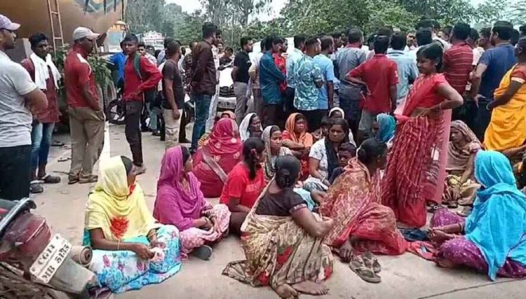 तेज रफ्तार ट्रक ने बाइक सवारों को मारी टक्कर, जीजा-साले की मौत, ड्राइवर फरार, ग्रामीणों ने चक्का जाम कर किया मुआवजे की मांग