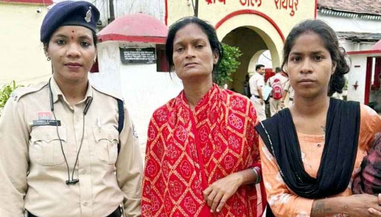 राजधानी के गोलबाजार में मोबाइल पर्स चोरी करने वाली 2 महिलाओं को पुलिस गिरफ्तार कर भेजा सलाखों के पीछे, सामान बरामद