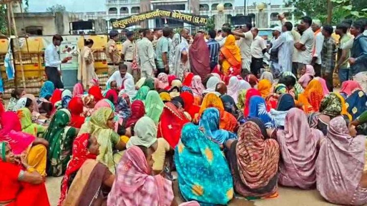 जनदर्शन में शिकायत के बाद भी कार्रवाई नहीं, अवैध शराब बिक्री पर ग्रामीणों ने थाना का किया घेराव, इधर महिलाओं का कलेक्ट्रेट के सामने धरना