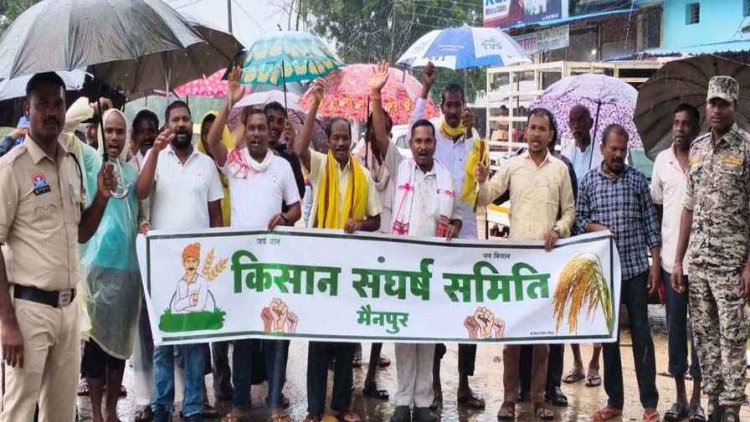 खाद पर हाहाकार किसानों ने बरसते पानी में निकाली रैली, सरकार को चेतावनी दी तीन दिन में खाद नहीं मिली तो नेशनल हाईवे बनेगा धानवे