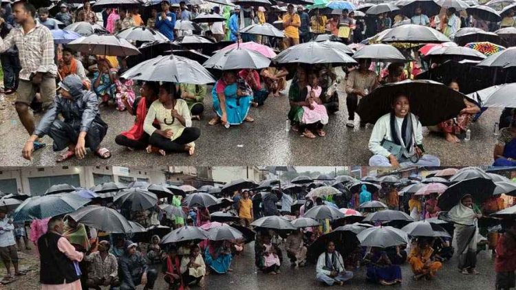 मूसलाधार बारिश के बीच ग्रामीणों का उग्र प्रदर्शन, बस स्टैंड पर चक्काजाम, इन मांगों को लेकर छाते के साथ सड़कों पर उतरे ग्रामीण