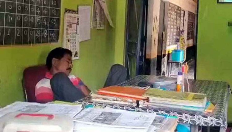 शराब पीकर स्कूल पहुंचे हेडमास्टर साहब, ड्यूटी में नशा कर टेबल पर सोते गुरुजी आए नजर. वीडियो जमकर वायरल, बच्चों का भविष्य अंधकारमय