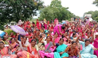 रायपुर जा रही मितानिनों को रोकने पर फूटा गुस्सा, फिंगेश्वर-पांडुका-राजिम-छुरा-रायगढ़ की सड़क पर चक्काजाम कर किया उग्र आंदोलन