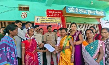 शराब दुकान हटाने महिला-पुरुषों ने दुकान के आगे दिया धरना, चूल्हा चौंका लेकर बैठी महिलाएं, शराब लेने आए ग्राहकों को पिलाया शरबत