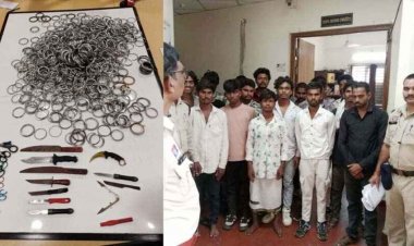 गणेश विसर्जन के दौरान बदमाशों से चाकू-कैंची सहित 20 किलो कड़े जप्त, झांकी में दो गुटों में भिड़ंत, जमकर चले लात-घूसे और ईंट-पत्थर