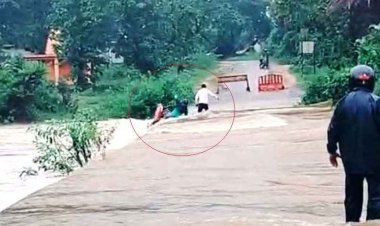 सिकासेर बांध से छोड़ा गया 50 हजार क्यूसेक पानी, महानदी में तेज बहाव के बीच फंसा युवक, उफनते नाले में बाइक सहित बह गया एक व्यक्ति