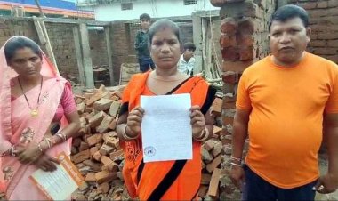 गरीब आदिवासी परिवार का सामाजिक बहिष्कार, प्रधानमंत्री आवास तोड़ा गया, प्रशासन की जल्दबाजी और लापरवाही पर उठ रहे गंभीर सवाल