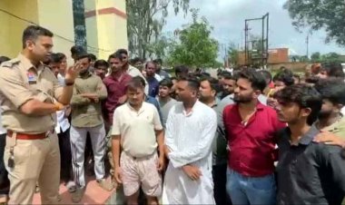 स्कूल में पढ़ने वाले छात्रों के बीच विवाद का मामला गरमाया, अभिभावकों ने थाने का किया घेराव, 10वीं के छात्र सहित चार सहयोगी पर मामला दर्ज