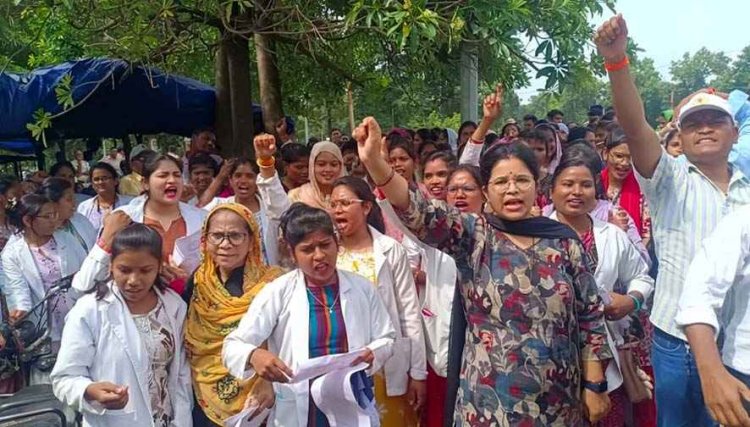 NHM के 25 लोगों की सेवा खत्म, बर्खास्तगी के विरोध में सामूहिक इस्तीफा, सैकड़ों कर्मियों ने सौंपा त्यागपत्र, पुतला दहन को लेकर हंगामा, हाईवे पर जाम