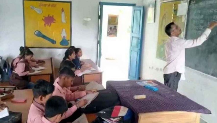 छत्तीसगढ़ में गजब का झोल, सरकारी स्कूल में तीन साल से ससुर की जगह बच्चों को पढ़ा रहा दामाद, शिक्षा विभाग की बड़ी लापरवाही आई सामने