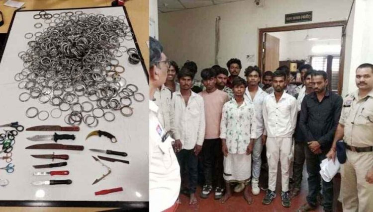 गणेश विसर्जन के दौरान बदमाशों से चाकू-कैंची सहित 20 किलो कड़े जप्त, झांकी में दो गुटों में भिड़ंत, जमकर चले लात-घूसे और ईंट-पत्थर