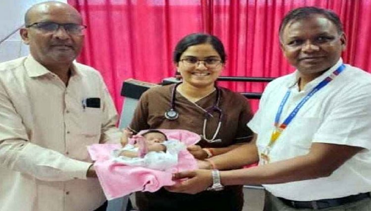 जन्म देने के बाद मां ने नवजात शिशु को अस्पताल में छोड़ा, ममता से वंचित और पिता के सहारे से दूर बच्चे को अस्पताल ने चाइल्ड लाइन को सौंपा