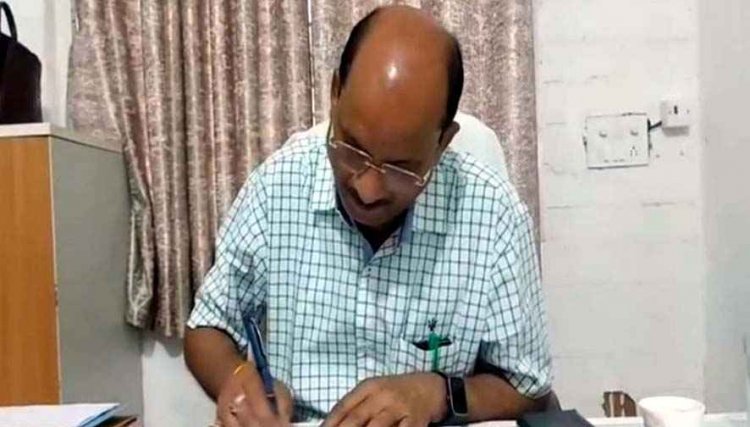 ड्रेस वितरण में गड़बड़ी, छात्रों की गलत जानकारी देने पर एक्शन, DEO पर गिरी गाज, रिटायर से चार महीने पहले जिला शिक्षा अधिकारी सस्पेंड