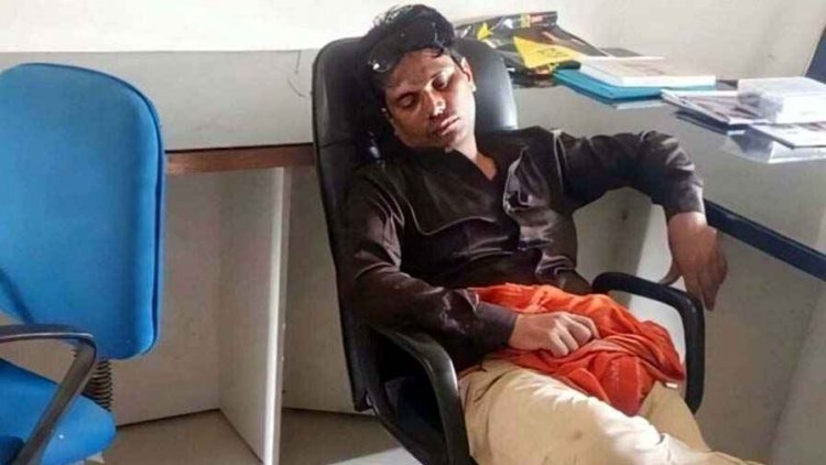 झूमते हुए शराब के नशे में कार्यालय पहुंचे विकास विस्तार अधिकारी!, सोशल मीडिया में वीडियो जमकर वायरल, CEO में किया सस्पेंड