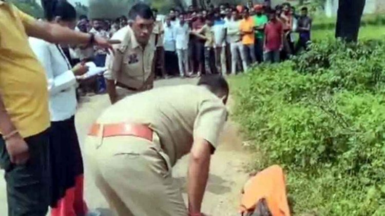 दुर्गा पंडाल गए युवक को बाइक सवार ले गए साथ, सड़क किनारे पड़ा मिला शव, शरीर पर गंभीर चोट के निशान, फैली सनसनी, जांच में जुटी पुलिस