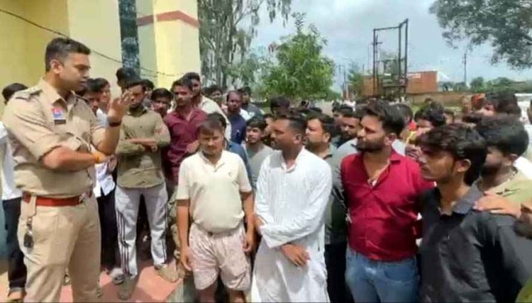 स्कूल में पढ़ने वाले छात्रों के बीच विवाद का मामला गरमाया, अभिभावकों ने थाने का किया घेराव, 10वीं के छात्र सहित चार सहयोगी पर मामला दर्ज