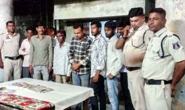 दीवाली से पहले आरंग पुलिस की बड़ी कार्रवाई, 52 परियों संग इश्क लड़ा रहे 8 जुआरी गिरफ्तार, 20 हजार कैश जब्त, मचा हडकंप
