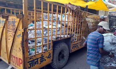 जप्त कबाड़ को दूसरे कबाड़ी को बेचते निगमकर्मी कैमरे में कैद, निगम की गाड़ी बनी दलाल!, यातायात हुआ बाधित, काला कारोबार बेनकाब