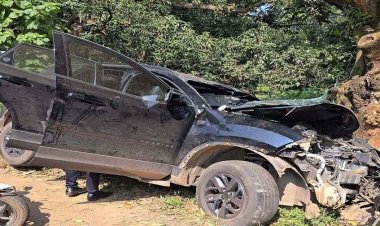 पेड़ से टकराई तेज रफ्तार कार, कारोबारी के बेटे की मौत, तीन घायल, एंबुलेंस के लिए घायलों को करना पड़ा घंटों इंतजार, लोगों में भारी आक्रोश