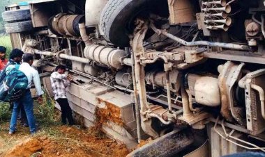 दीपावली पर बड़ा हादसा, छत्तीसगढ़ में यात्रियों से भरी बस पलटी, कई यात्री घायल, मची चीख पुकार, पुलिस ने घायलों को पहुंचाया अस्पताल