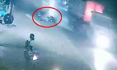 तेज रफ्तार ट्रेलर ने दो बाइक को मारी जोरदार ठोकर, छह घायल, टक्कर के बाद हवा में उछले युवक, सीसीटीवी फुटेज में हादसा कैद, जांच जारी