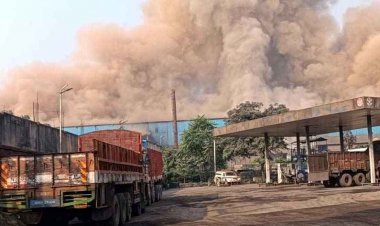 प्लांट में बड़ा हादसा, ब्लास्ट होने से कई मजदूर बुरी तरह झुलसे, एक की हालत गंभीर, रायपुर रेफर, आसमान में छाया धुएं का गुब्बार