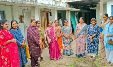 आत्मानंद स्कूल के 11 शिक्षाकर्मियों की गई नौकरी, डीईओ ऑफिस में हंगामा, महिला टीचर बेहोश, शिक्षिका- एक साल से नहीं मिला वेतन