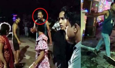 सीआरपीएफ जवान ने शराब के नशे में मचाया हंगामा, बोरिंग को लेकर विवाद के बाद पड़ोसियों से मारपीट, वीडियो वायरल होने पर केस दर्ज