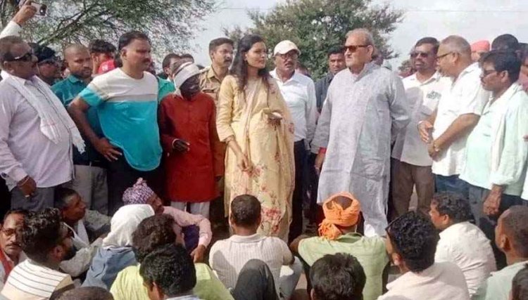 महानदी की बाढ़ से 8 गांव के सैकड़ों एकड़ धान फसल बर्बाद, आक्रोशित किसानों ने कुरुद-राजिम मार्ग किया चक्काजाम, समर्थन में पहुंचे धनेन्द्र साहू