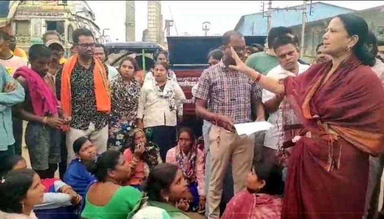 तेज रफ्तार हाइवा ने मारी स्वच्छता सुपरवाइजर को जोरदार टक्कर, महिला कर्मचारी की हालत नाजुक, रायपुर रेफर, कर्मचारियों ने किया चक्काजाम