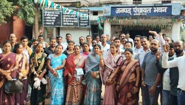 पंचायत कार्यों में नेताओं-ठेकेदारों के दखल से परेशान जनपद के 107 सरपंचो ने किया प्रदर्शन, छह माह से रुका 15वां वित्त, मानदेय बढ़ाने की भी मांग