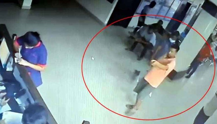 रायपुर की हॉस्पिटल में जमकर हंगामा, अस्पताल के रैंप में युवक ने चढ़ा दी बाईक और कांच का गेट तोड़कर अंदर जाने की कोशिश, पूछताछ जारी