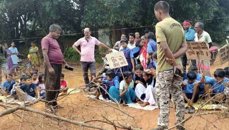 खराब सड़क से परेशान स्कूली बच्चों के साथ ग्रामीणों ने किया जमकर प्रदर्शन, मौके पर पहुंचे अधिकारी, अधिकारियों ने दिलाया भरोसा