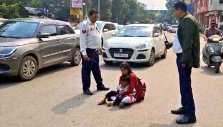 ससुराल की प्रताड़ना से तंग आकर सड़क पर बैठी पत्नी, रो-रोकर मांगा इंसाफ, अवैध संबंध और जान से मारने की धमकी का लगाया आरोप