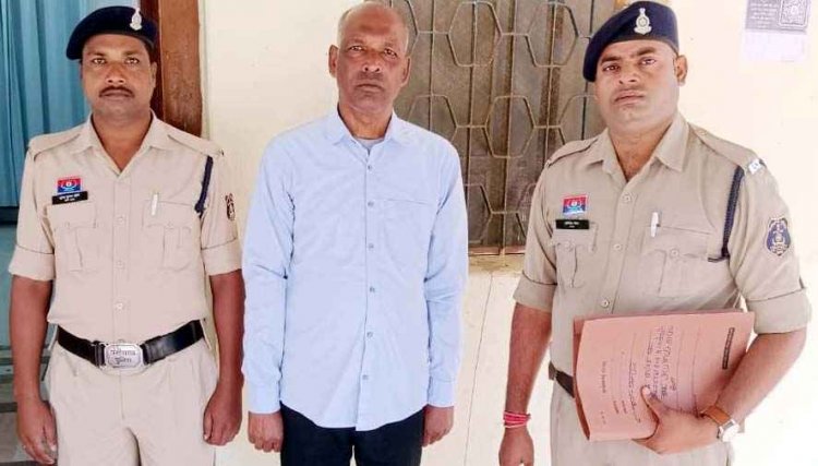 छत्तीसगढ़ में नाबालिग छात्रा से छेड़छाड़ का आरोपी गिरफ्तार, FIR के बाद से फरार हेडमास्टर को पुलिस ने न्यायिक रिमांड पर भेजा जेल
