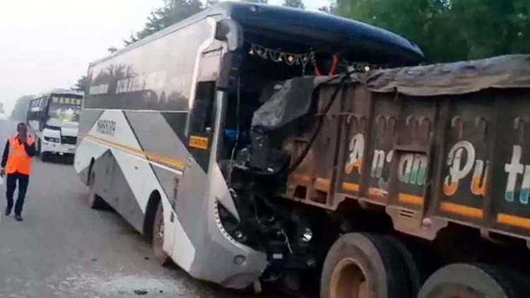 भीषण सड़क हादसा, नेशनल हाईवे 30 पर ट्रक से टकराई बस, 12 यात्रितों समेत 2 CRPF जवान भी घायल, वाहन के उड़े परखच्चे, इलाज जारी