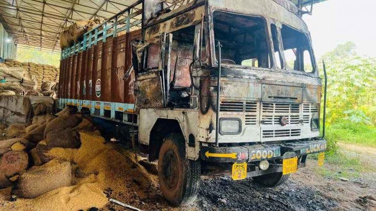 राइस मिल में देर रात भड़की आग, धान से भरी ट्रक धू-धू कर जली, 200 कट्टा धान जलकर खाक, फायर ब्रिगेड ने 2:30 बजे पाया काबू, मिल सुरक्षित