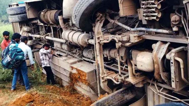 दीपावली पर बड़ा हादसा, छत्तीसगढ़ में यात्रियों से भरी बस पलटी, कई यात्री घायल, मची चीख पुकार, पुलिस ने घायलों को पहुंचाया अस्पताल