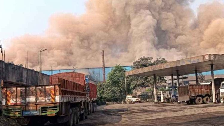 प्लांट में बड़ा हादसा, ब्लास्ट होने से कई मजदूर बुरी तरह झुलसे, एक की हालत गंभीर, रायपुर रेफर, आसमान में छाया धुएं का गुब्बार