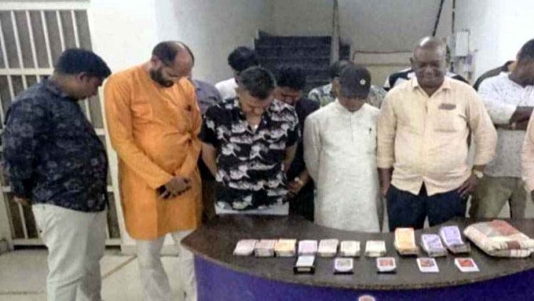 जुआ फड़ पर छापा, पुलिस ने 14 जुआरी किए गिरफ्तार, भाजपा के जिला उपाध्यक्ष, विधायक के भतीजे समेत कांग्रेसी नेता भी शामिल, मचा हड़कंप